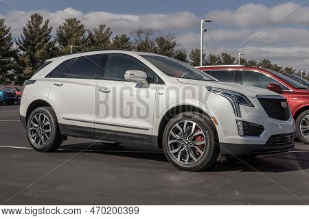 Kokomo - Circa February 2023: Cadillac Xt5 Display. Cadillac Offers The Xt5 In Luxury, Premium Luxur