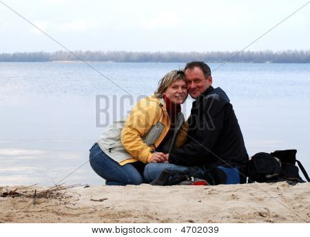 Koppel op een kust van de rivier