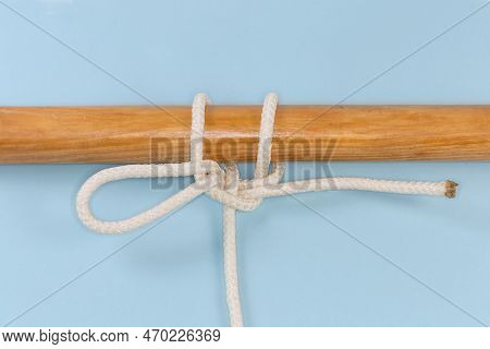 Rope Knot To Lower A Bucket, Used To Attach A Rope To An Object As A Quick-release Draw Hitch Tied A