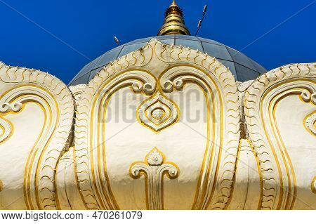 Bangalore, India - 09.01.2023: Close Up Of A Beautiful Roof Architecture Of The Art Of Living Ashram