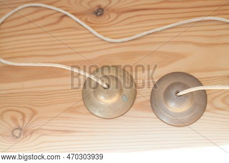 I Put Tingsha On A Wooden Table。