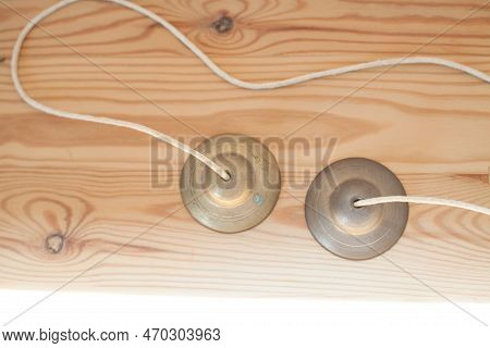 I Put Tingsha On A Wooden Table。