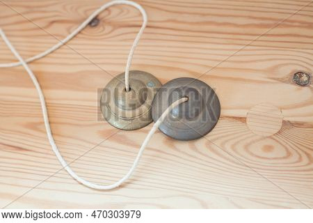 I put Tingsha on a wooden table。