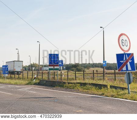 Entering Magyarorszag Hungary Border Signage Inside Eu Flag Street Sign - Crossing Border Inside Sch