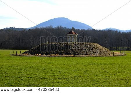 Native American Indian Buriel Mount Sautee Nacoochee Valley At Helen, Georgiia, Usa.