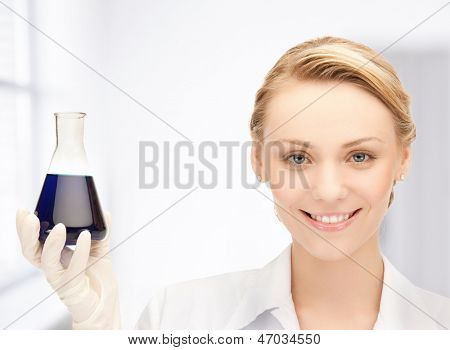 obraz kobieta chemik gospodarstwa żarówki z chemikaliami