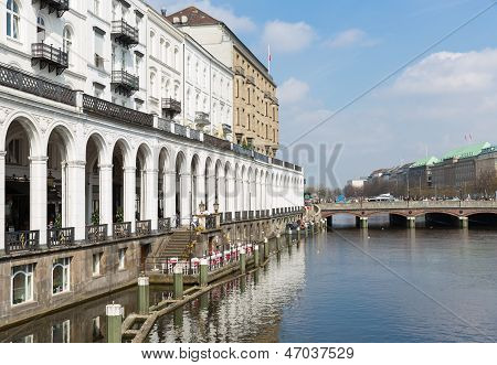 Hamburg - 25 April: Historiska centrum på staden kanalen 