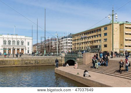 Goteborg - 26 aprile: Vista sulla piazza di Gustof Adolf vicino al grande porto canale su 26 aprile 2013 In Go