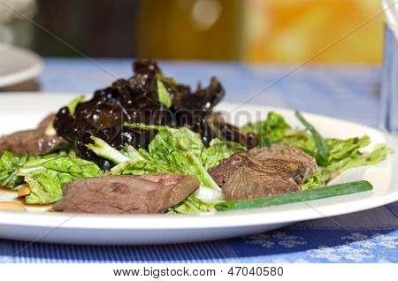 수프 lagman 그린 장식의 클로즈업