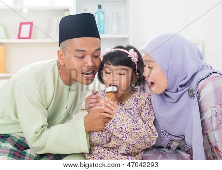 Spise is. Muslimske familie deler en is. Smukke sydøstasiatiske familie levende lifest