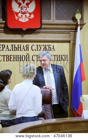 Moskva - NOV 27: Hlava Rosstat Alexander Surinov a novinářů na konferenci národní sčítání lidu: Ex