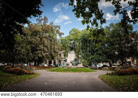 Szeged, Hungary - September 18, 2022: Vasarhelyi Pal Statue In Szechenyi Ter Square Park In Szeged. 