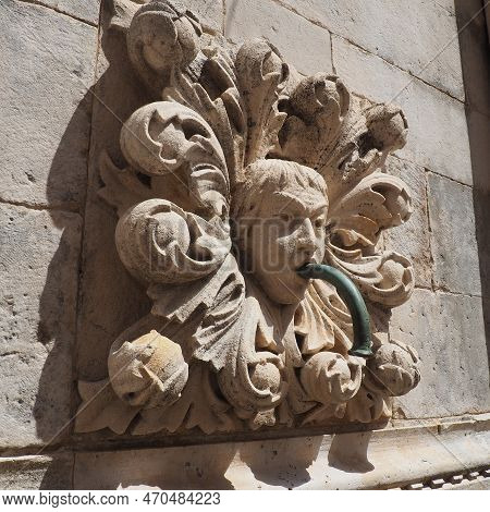Dubrovnik, Croatia, 08.14.2022. Big Fountain Of Onofrio. A Mascaron Is A Decorative Element In The F