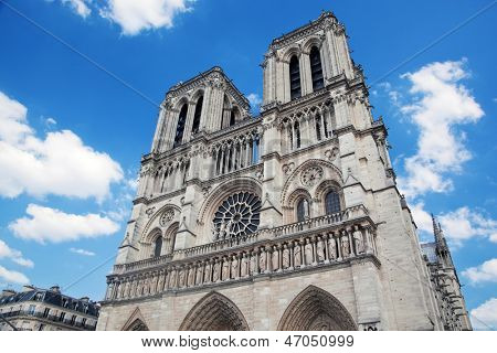 ノートルダム大聖堂、パリ、フランス。主なファサードのビュー。有名なパリの観光名所