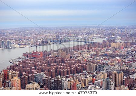 Skyline Brooklyn Arial vista da Manhattan New York City con il ponte di Williamsburg su East River a