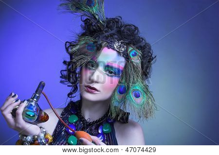 Kvinna i Peacock bild.