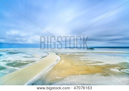 Lavvande i Mont Saint Michel-bugten. Normandiet, Frankrig.