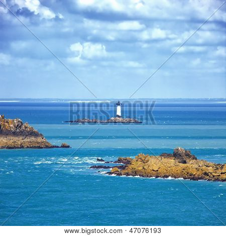 Brittany Ocean Panorama, wyspy i latarni morskiej Point Du Grouin. Cancale, Francja