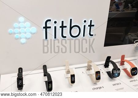 Bordeaux , Aquitaine  France - 09 02 2023 : Fitbit Sign Text And Brand Logo Shop Mobile App On The D