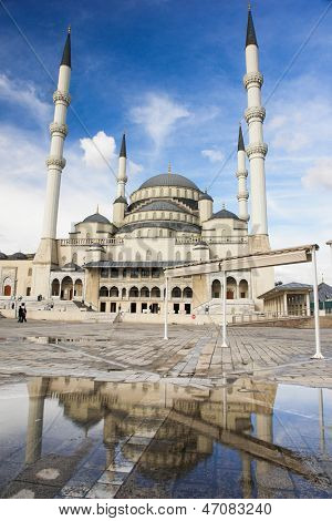 Ankara, Turcja - Meczet Kocatepe i odbicie na wodę deszczową