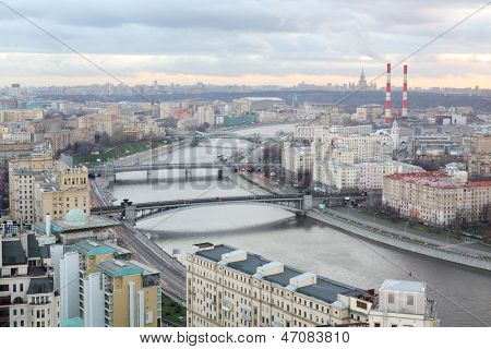 สะพาน Bogdan Khmelnitsky, Borodinsky, Smolensky รถไฟใต้ดินสะพาน Kievsky สถานีรถไฟสะพานใน 
