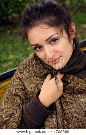 Una donna Shawling In Neckpiece