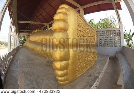 Kanchaburi , Thailand - April 17 , 2016 : Foot Print Pattern Of A Large Golden Reclining Buddha Imag