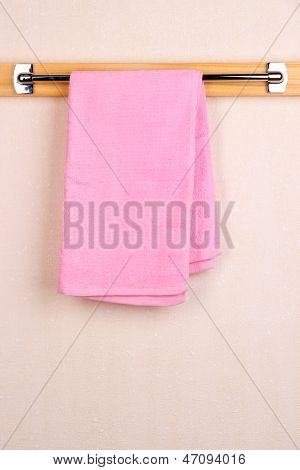 Üzerinde enine odasında banyo havlusu