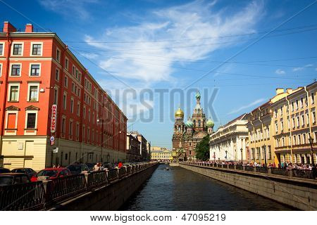 ST.PETERSBORG, Rusland - 22 juni: Griboyedovs Canal Embankment, 22 juni 2013, St. Petersborg, Rusland.