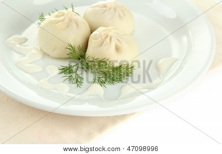 Chutné Chinkali na desce, izolovaných na bílém