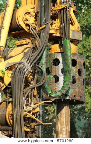 V přistát svisle derrick vrtání díry na místě budovy nadjezd