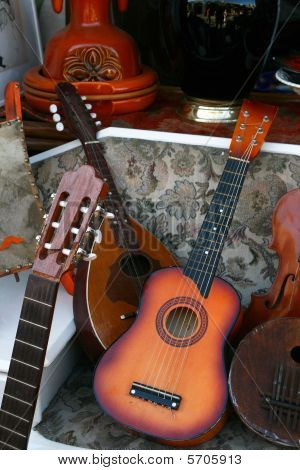 Strumenti musicali vintage In un Fleamarket