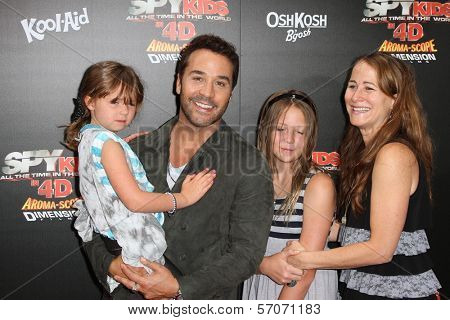 Jeremy Piven with sister Shera and Nieces Pearl and Lily at the 