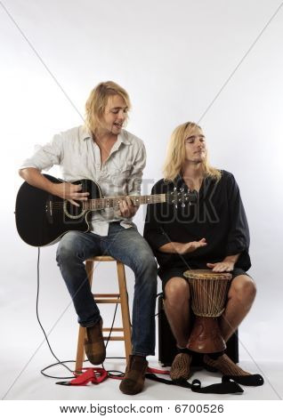 fratelli gemelli con la loro chitarra e tamburo