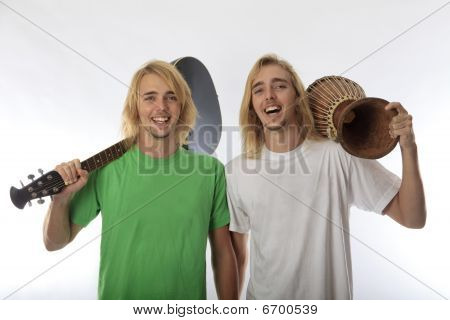 fratelli gemelli con la loro chitarra e tamburo