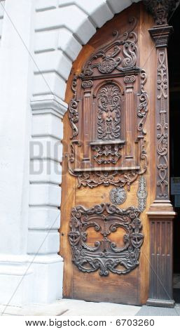 La porta nella Chiesa dei gesuiti