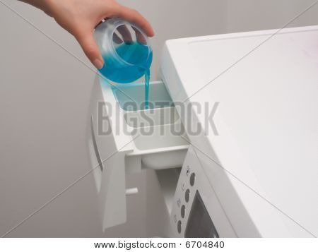 添加洗涤剂到饮水机