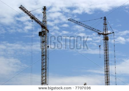 เครนก่อสร้าง elevating กับฟ้าในสภาพอากาศที่เหมาะสม