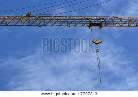 เครนก่อสร้าง elevating กับฟ้าในสภาพอากาศที่เหมาะสม