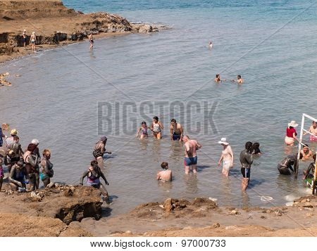 Dead Sea, Israel - Juli 14: Bathing Brine  And Mud In The Dead Sea, Israel Juli 14, 2015