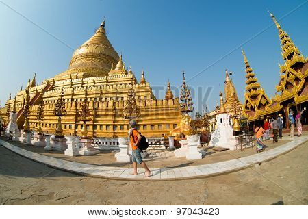 Touris visit Shwezigon Pagoda in Bagan