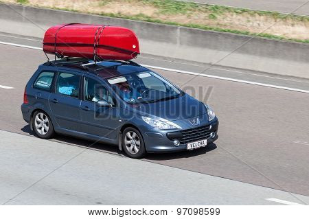 Peugeot 307 Station Wagon With Kayaks On The Roof