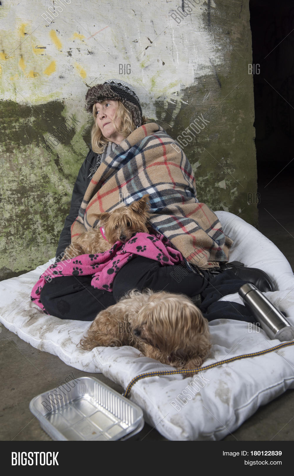 нищий бомж. пр зрел бездомного. пр зрел бездомного. бездомные на улицах москвы. пр зрел бездомного.