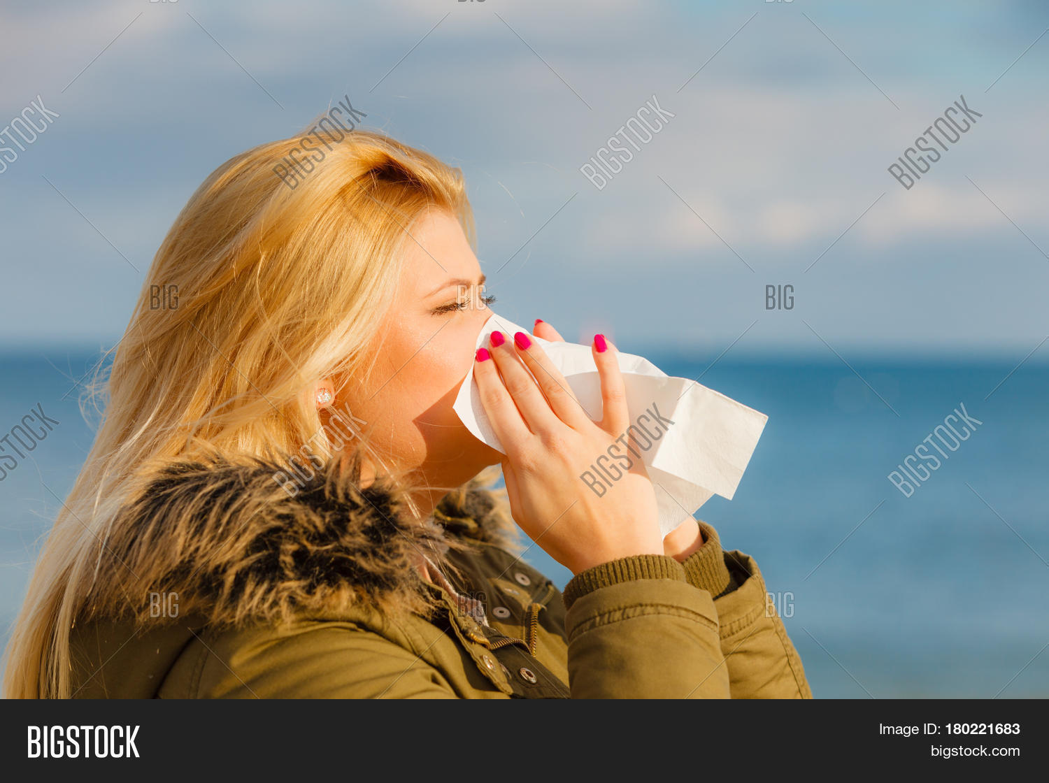 люди чихающие на солнце