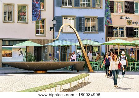 Fountain And People At Munsterhof Square In Zurich