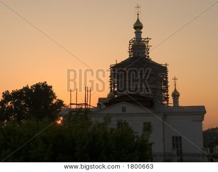 Templo Ortodoxo com pôr do sol no fundo