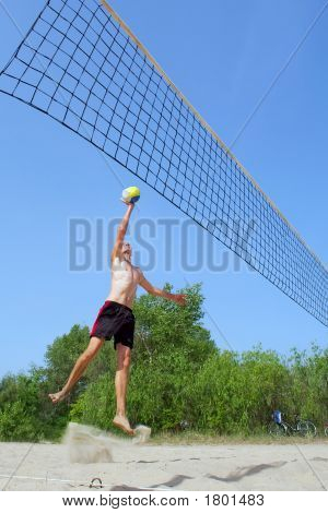 Velmi vysoký Teenager (nad 2M výšky) hraje plážový volejbal