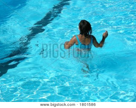 Niebieskie Bikini dziewczynka w basenie 