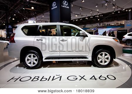 Moskova - syyskuu: Valkoinen Jeep auton Lexus Gx 460 esillä on Moskovan kansainvälinen messukes