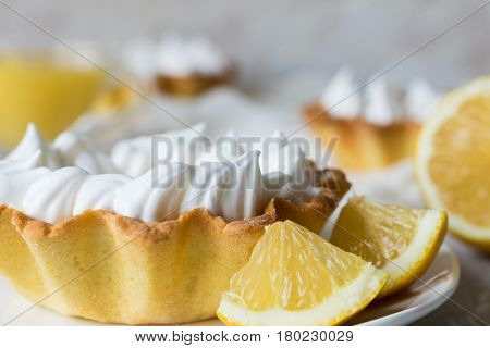 Lemon tartlets with brewed lemon cream and wet meringue